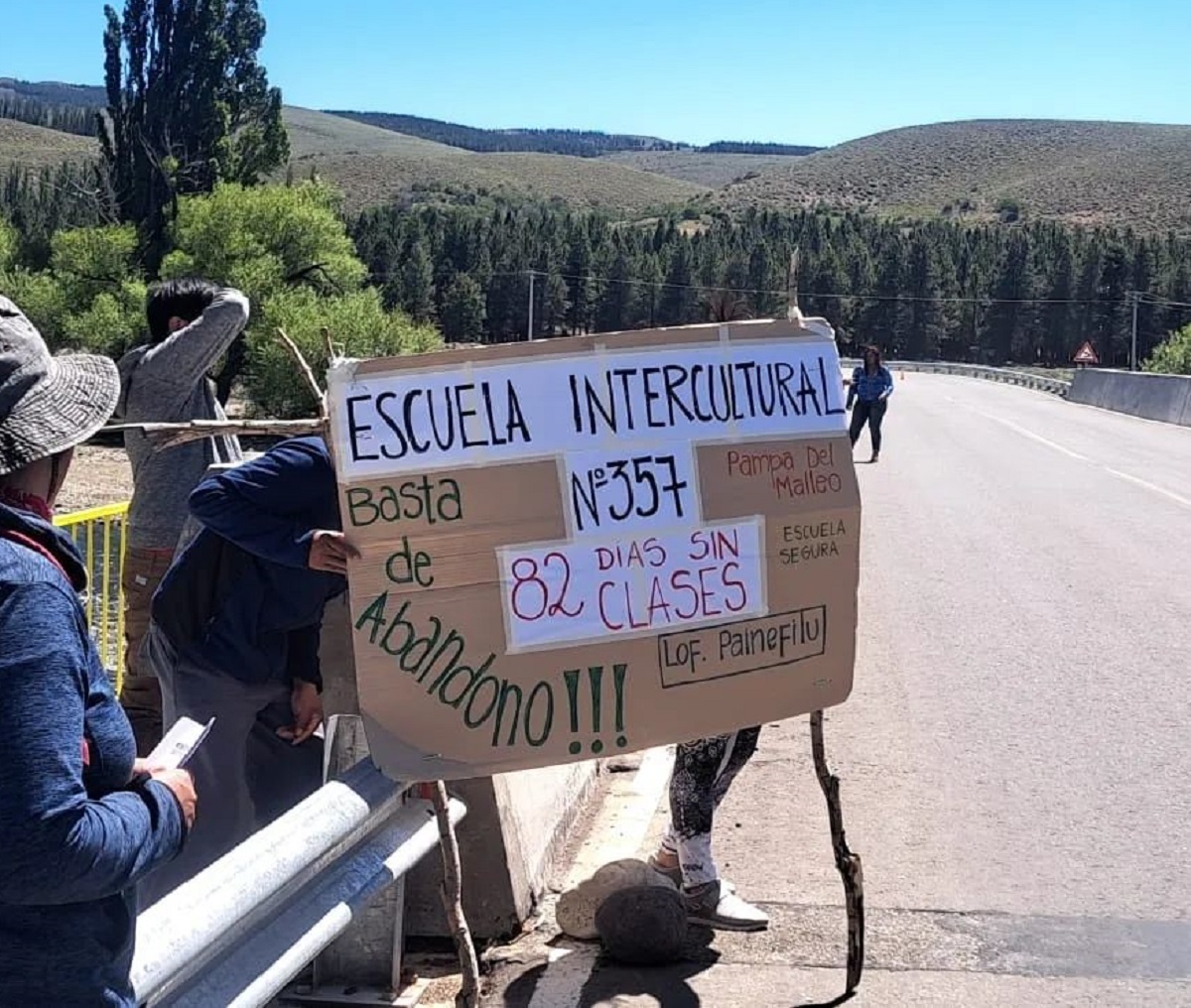 Escuela intercultural 357 reclamó por el abandono edilicio y los 82 días de clases. Foto: Gentileza Facebook: El Werkén  