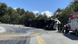 Volcó un camión y derramó combustible en el paso Cardenal Samoré