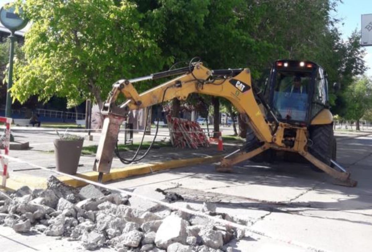 Hay tareas de recambio de placas de hormigón sobre una de las troncales de Neuquén. Foto: Gentileza Twitter @infraestrucnqn