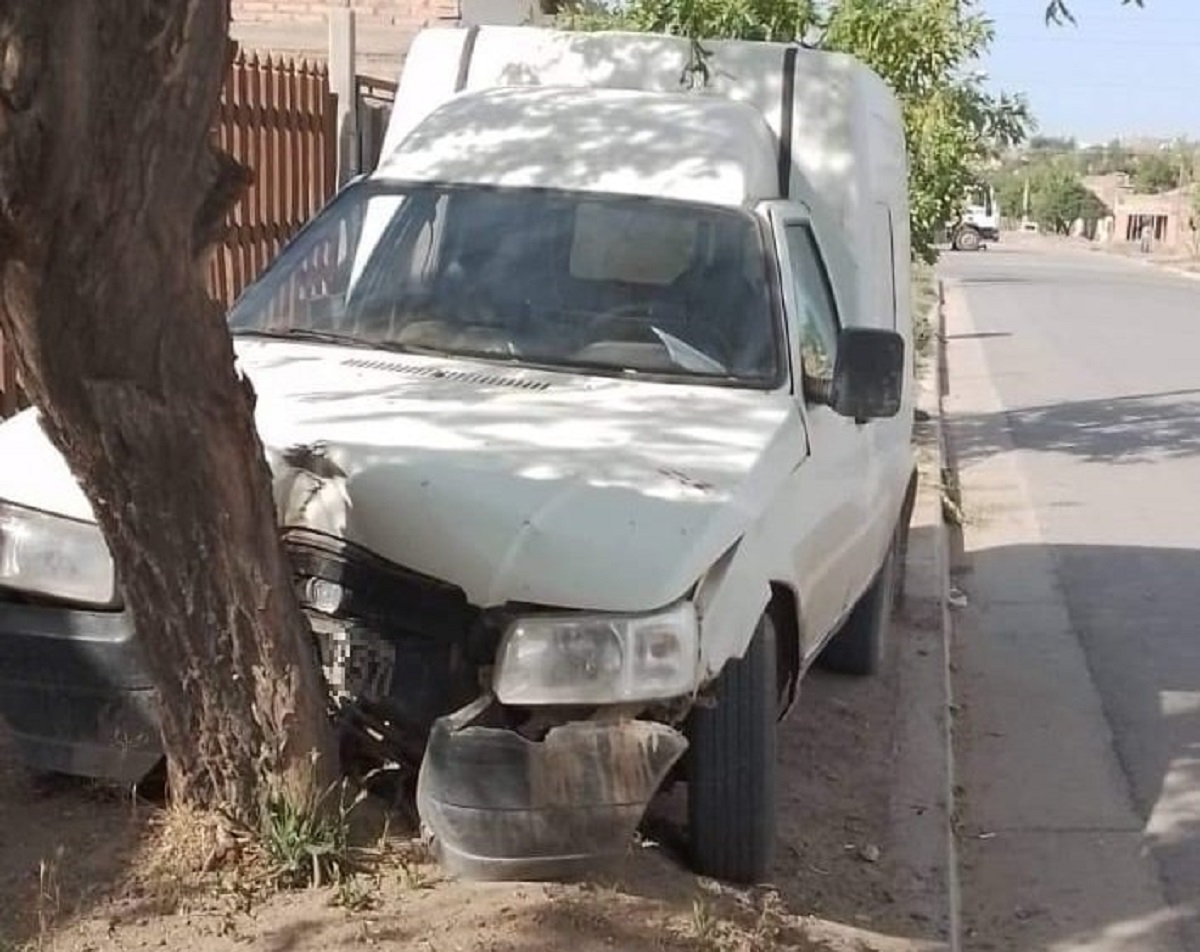 Manejaba con 2,29 de alcohol en sangre y sin licencia cuando chocó contra un árbol. Foto: https://www.facebook.com/CentenarioDigital