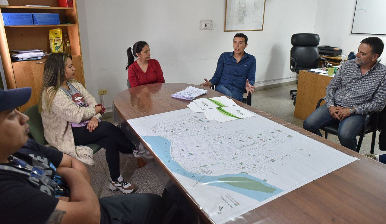 Gutiérrez y Sánchez junto a quienes desarrollarán la tarea. Foto: gentileza.