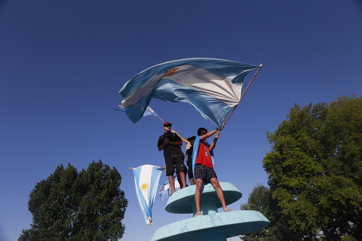 La fuente Pucará volvió a congregar un festejo por la selección Argentina de fútbol. Foto: Pablo Leguizamon.