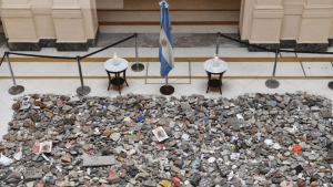 El momento de la polémica frase de Cerruti sobre las piedras en homenaje a las víctimas de covid