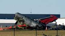 Imagen de Las escalofriantes imágenes del choque entre dos aviones militares en un festival aéreo de Dallas