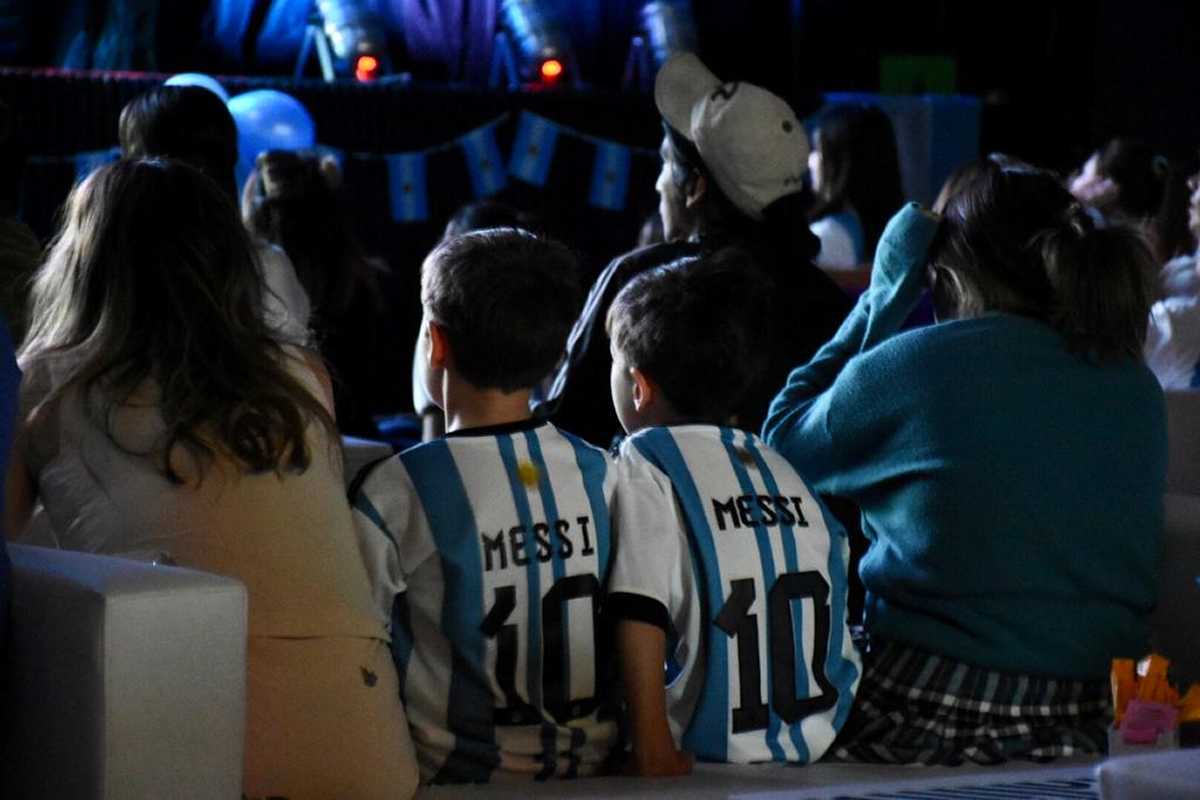 Espacios municipales y bares estarán habilitados para ver Argentina-Croacia. Foto: (Archivo) Matías Subat