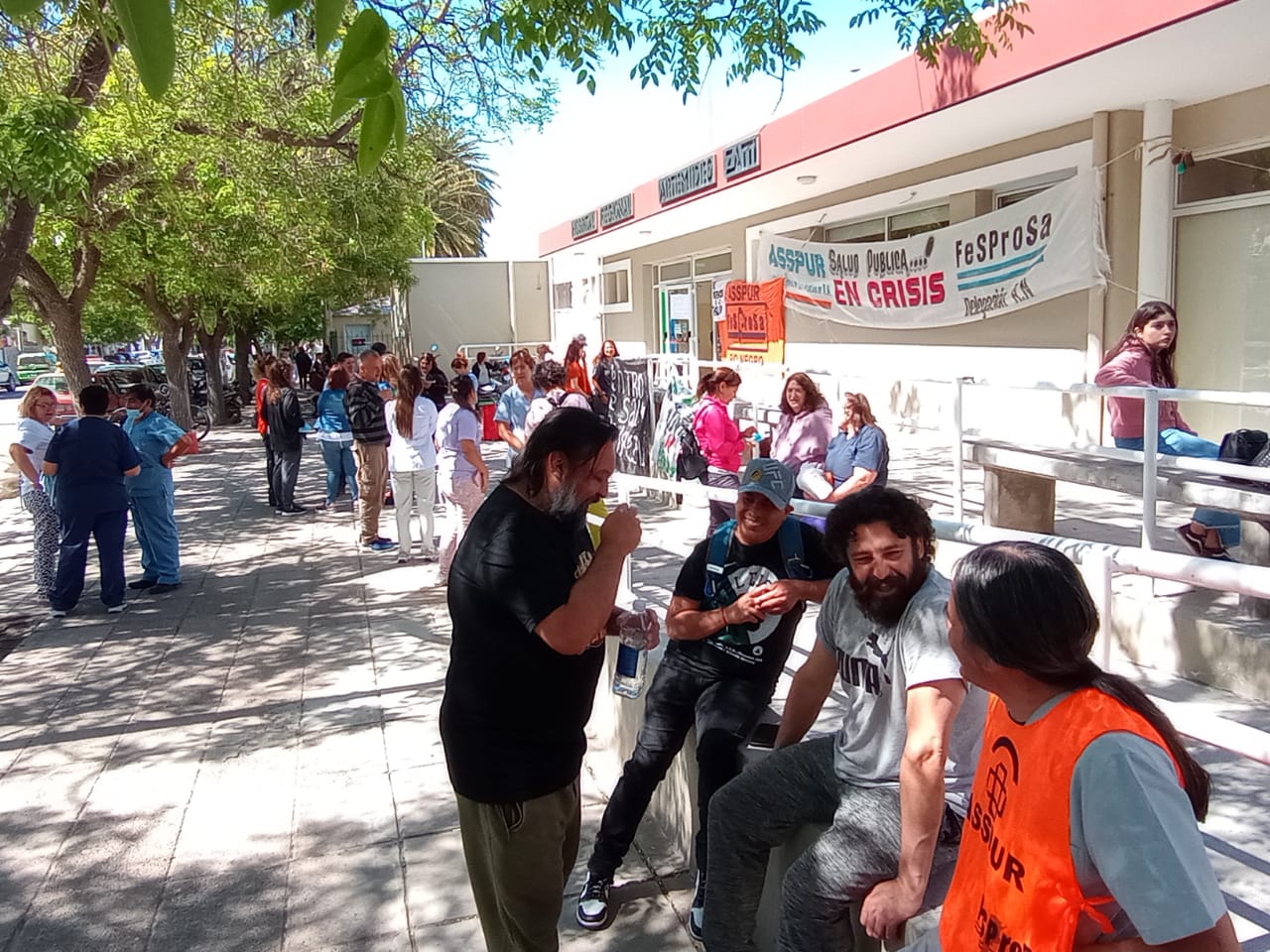 No hay atención en el hospital Zatti. Fotos. gentileza.