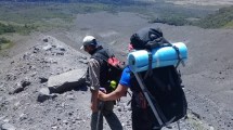 Imagen de Rescatan a una turista que no pudo terminar el ascenso al volcán Lanín