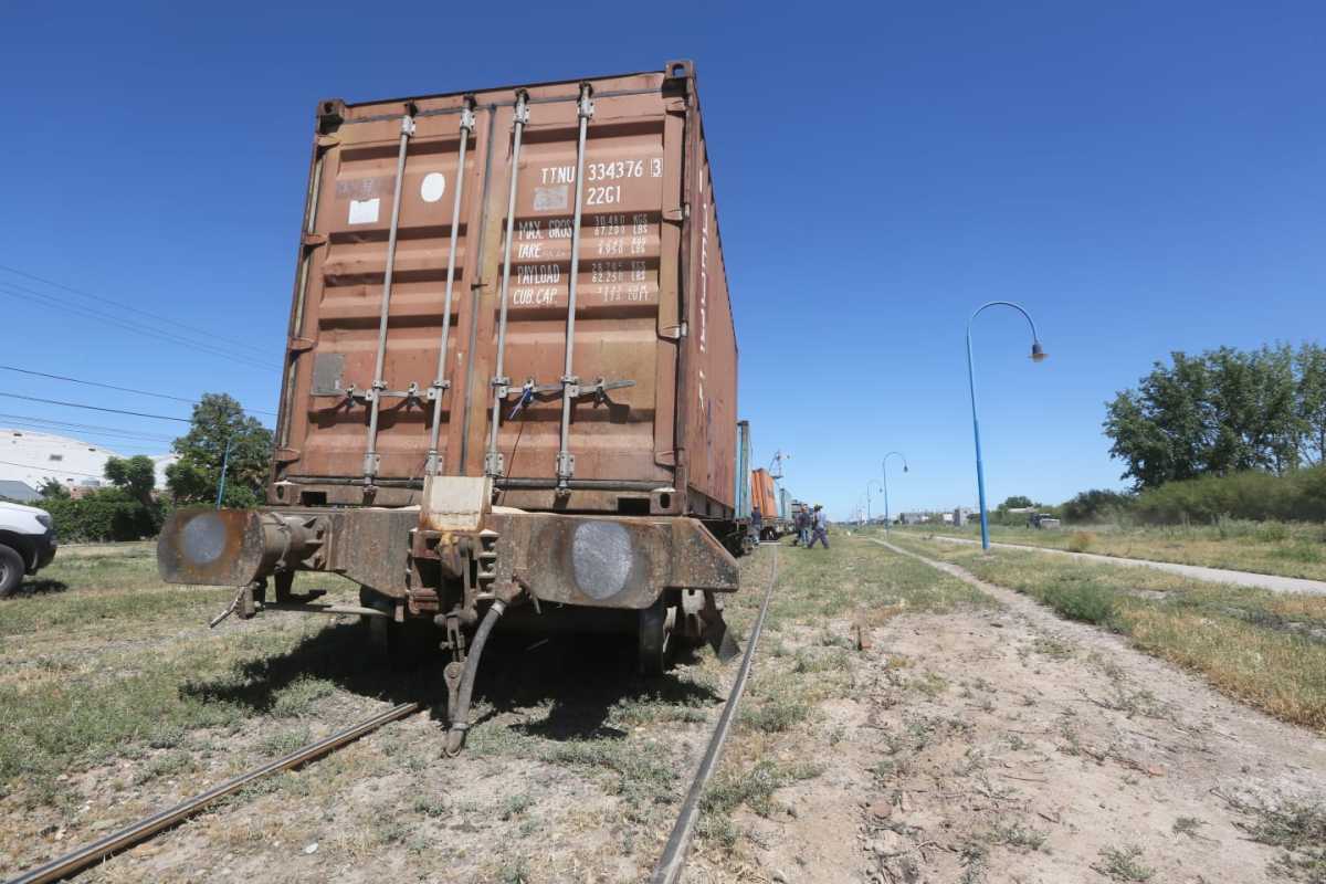 La locomotora se descarriló y terminó volcando uno de sus vagones de carga, en Roca. Foto Juan Thomes.