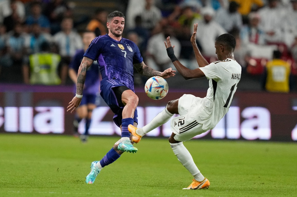 Rodrigo De Paul, como siempre, es clave en la zona media de la selección nacional. Foto: AP 