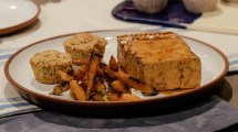 Imagen de Tofu a la cerveza negra con mini cakes salados y zanahorias braseadas