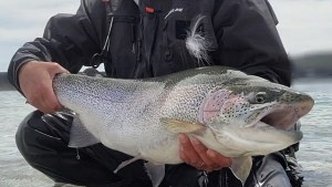 Esta trucha de seis kilos se gritó como un gol de Messi en un lago de Neuquén