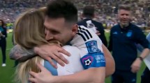 Imagen de Quién es Antonia Farías, la mujer que se fundió en un emotivo abrazo con Lionel Messi