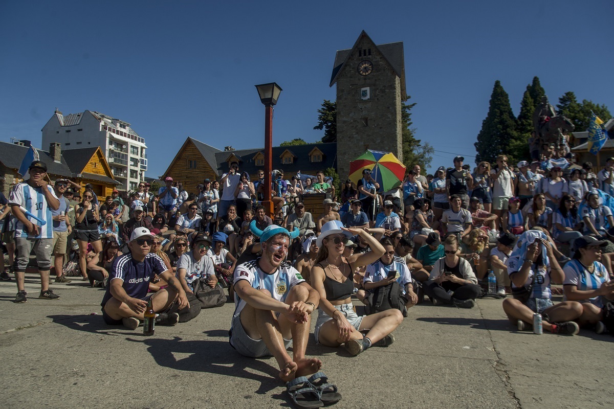 En Dina Huapi confirmaron la instalación de pantalla para ver la final del Mundial. Archivo