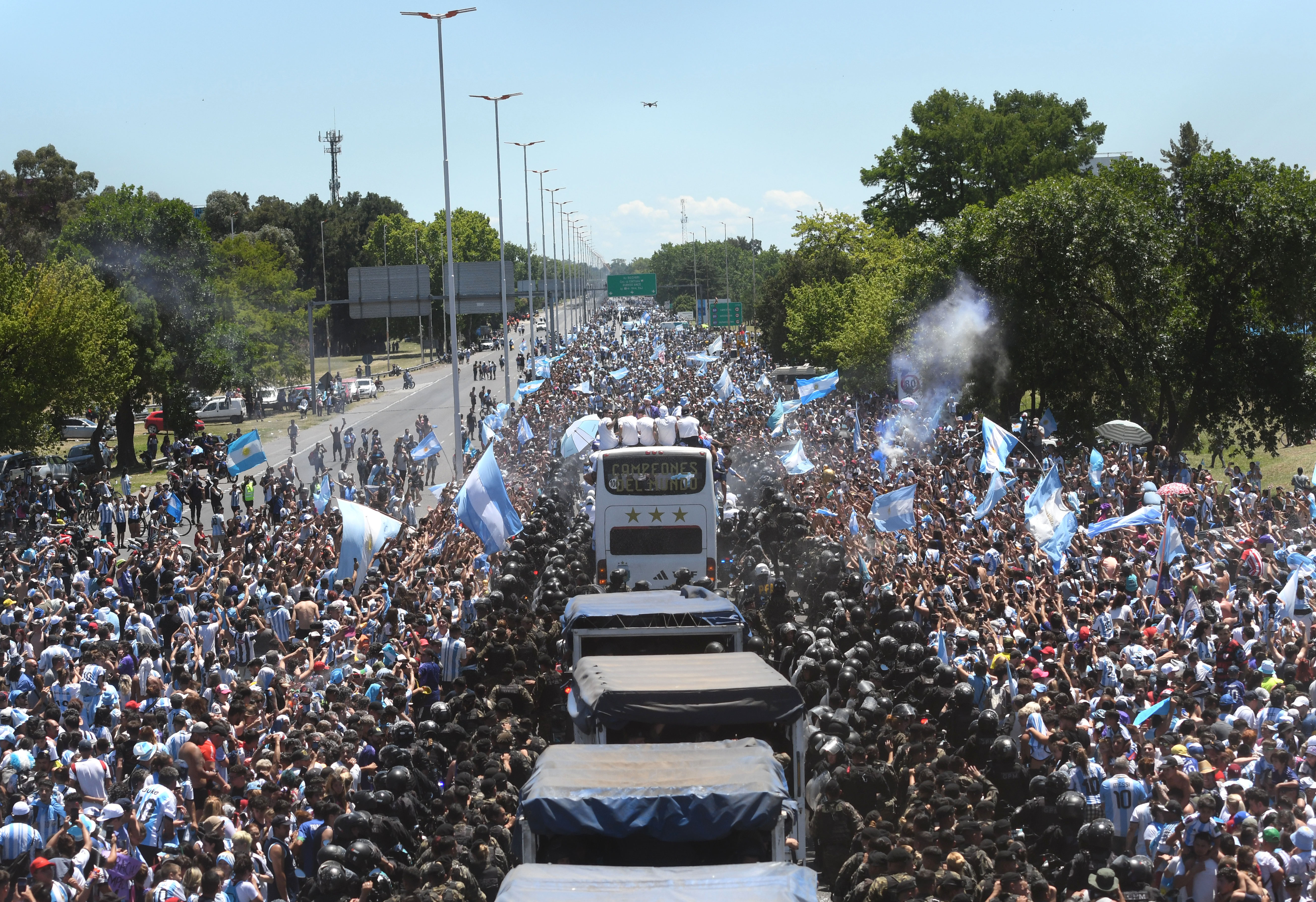 Con un regreso en helic ptero termin la caravana de Messi y los