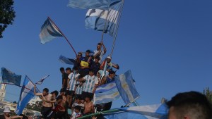 La fuente Pucará de Viedma se vistió de celeste y blanco por el triunfo de Argentina en el Mundial de Qatar 2022