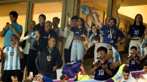 Imagen de De Ushuaia a Qatar: la historia del muñeco de Messi que llevaron a la final los hijos del 10