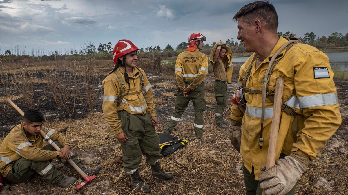 Brigadistas lograron contener el fuego de los incendios forestales en Tierra del Fuego pero ahora reclaman viáticos adeudados desde Nación. Foto Télam.