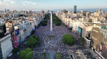 Imagen de Miles de personas esperan el paso de la Selección Argentina por el Obelisco