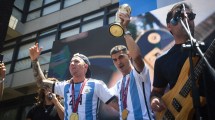 Imagen de Enzo Fernández y Exequiel Palacios fueron homenajeados en San Martín