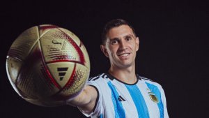 La FIFA presentó la nueva pelota que se usará en los últimos cuatro partidos del Mundial