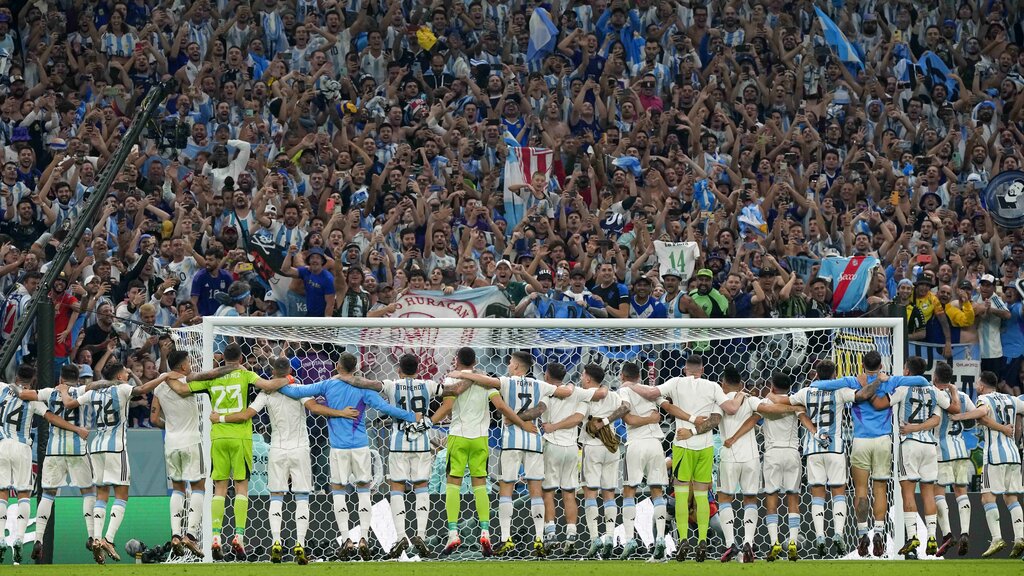 A la comunión entre el público y los jugadores ya nada la podrá romper. (AP Photo/Martin Meissner)