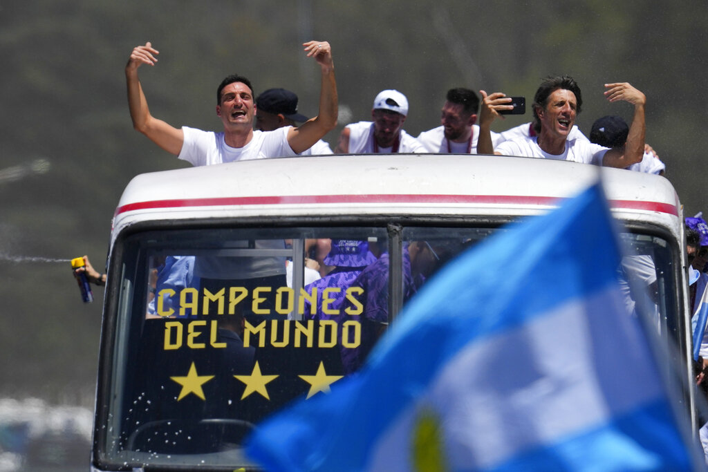 Lionel Scaloni encabezó los festejos durante el mediodía del martes. (AP Photo/Natacha Pisarenko)