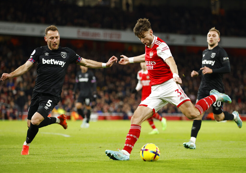 Arsenal se impuso a West Ham y se afirma como único lídr de la Premier. (AP Photo/David Cliff)