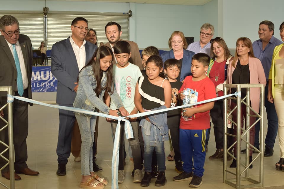 El intendente Pilquinao, junto a un grupo de niños y niñas inauguró la ampliación del gimnasio municipal. Foto: gentileza. 