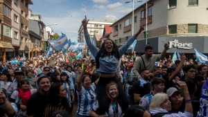 Euforia total en los festejos de Bariloche por el pase a la final en el Mundial Qatar 2022