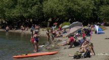 Imagen de El calor en Bariloche trasladó los festejos de Navidad a las playas de los lagos y campings