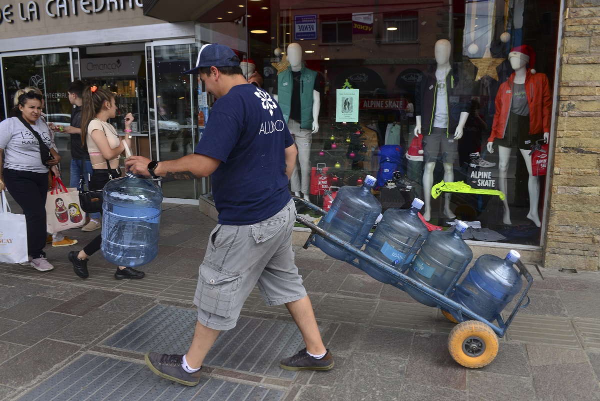 El sector privado en Bariloche mayoritariamente trabaja a pesar del feriado nacional. Foto: Chino Leiva