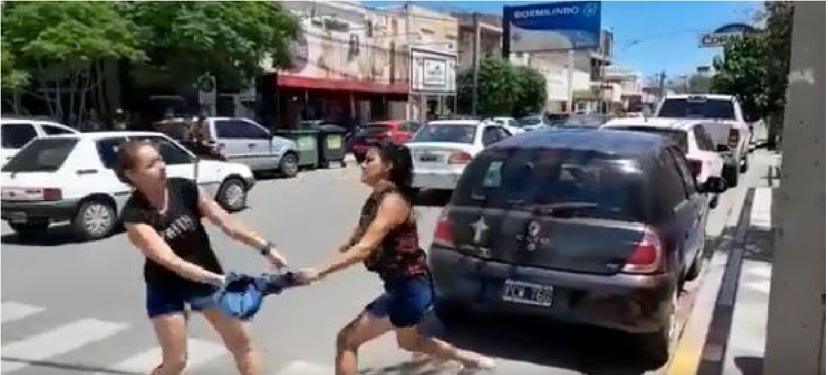 Durante la pelea, una de las mujeres atacó con un cuchillo a la otra. Foto: Captura del vídeo