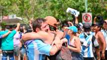 Imagen de Video: muerto de amor, le pidió casamiento en los festejos de Argentina campeón mundial en Cipolletti