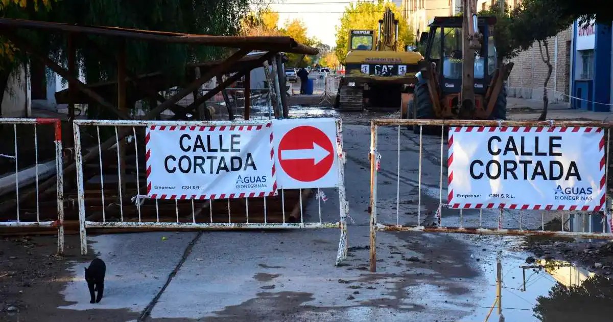 Las obras para mejorar la red cloacal de Roca, marchan dentro de los plazos previstos.