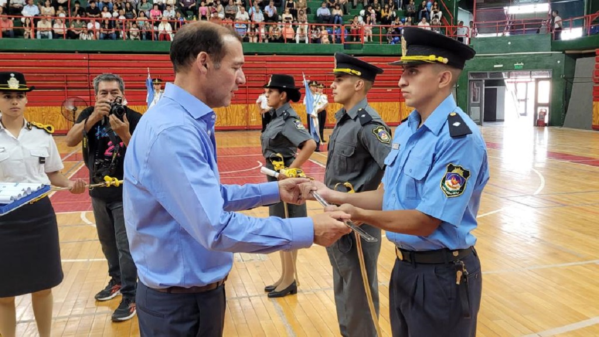 Gutiérrez anunció que el año próximo se duplicará la beca que reciben los ingresantes a la Policía. (Twitter)