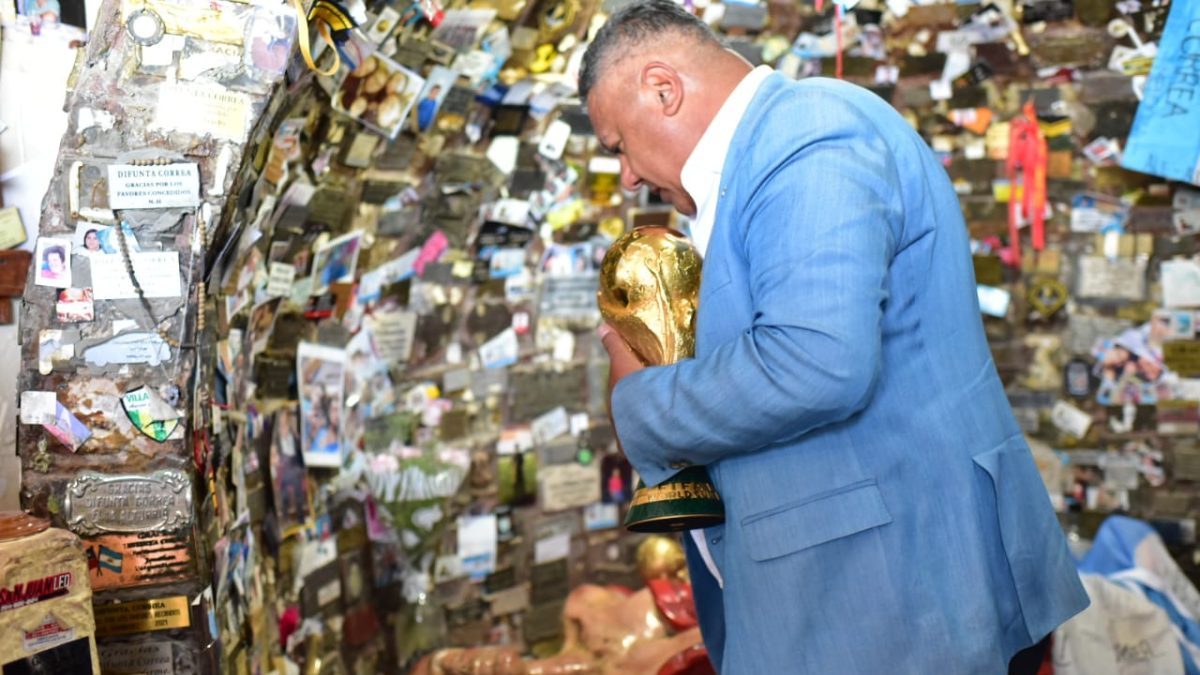 Tapia cumplió la promesa de llevar la Copa del Mundo a la Difunta Correa. (Foto: @tapiachiqui)