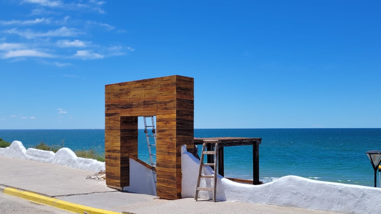 La obra que se está realizando en la Cuarta Bajada de Las Grutas. Los vecinos reclaman que se cumpla la ordenanza que respeta la identidad estética del destino, y preserva la Costanera/ Foto: Martín Brunella