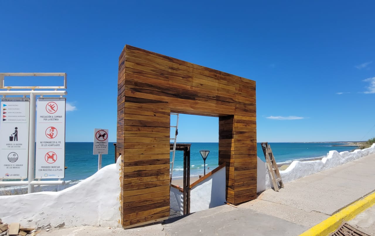 El portal de la polémica, que nada tiene que ver con el estilo mediterráneo de la costanera grutense/ Foto: Martín Brunella