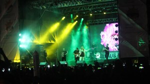 Las Grutas vibró con la música de Karina en la primera noche del lanzamiento