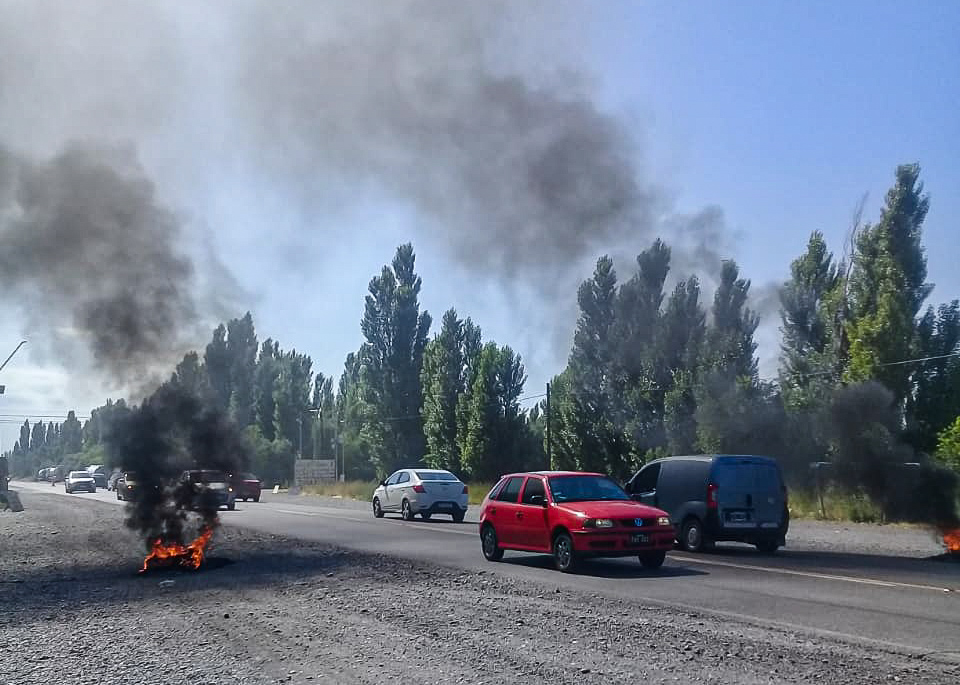 Policías retirados volvieron a la Ruta 22 en reclamos por le Pago de Zona Austral. Foto: Gentileza