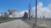 Imagen de Tras un incendio intencional, trabajan en la zona afectada del basural de Cipolletti