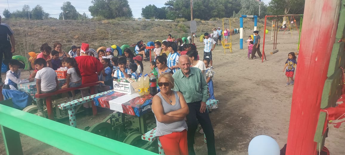 En gran número, los vecinos se sumaron a la inauguración del nuevo espacio público de Jacobacci. Foto: José Mellado. 