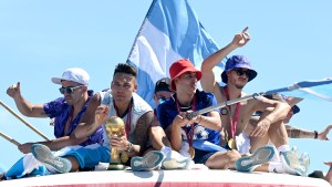 Reviví en fotos los festejos de los jugadores de la Selección Argentina desde el micro