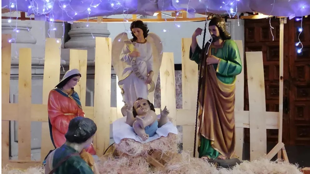 El nacimiento del niño Jesús en el pesebre navideño. 