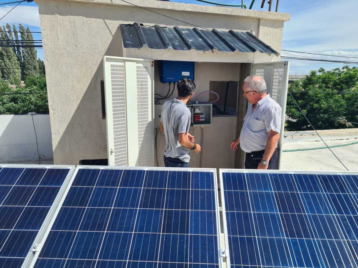 Son 30 los paneles solares y la casilla está el sistema que transforma en energía alterna. (Foto: Andrea Vazquez)