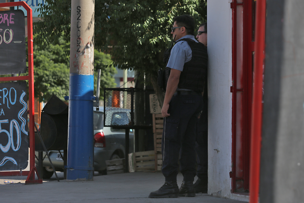 Una vecina logró dar aviso y detuvieron a los hombres. Foto Juan Thomes