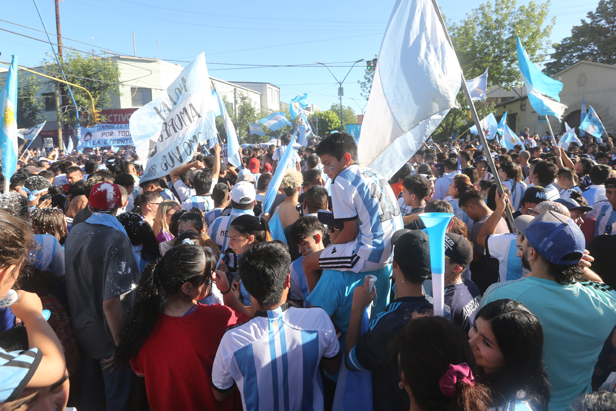 Miles de personas llegaron el martes a la intersección de avenida Roca y Tucumán para festejar el triunfo por 3 a 0 ante Croacia. (foto: Juan Thomes)