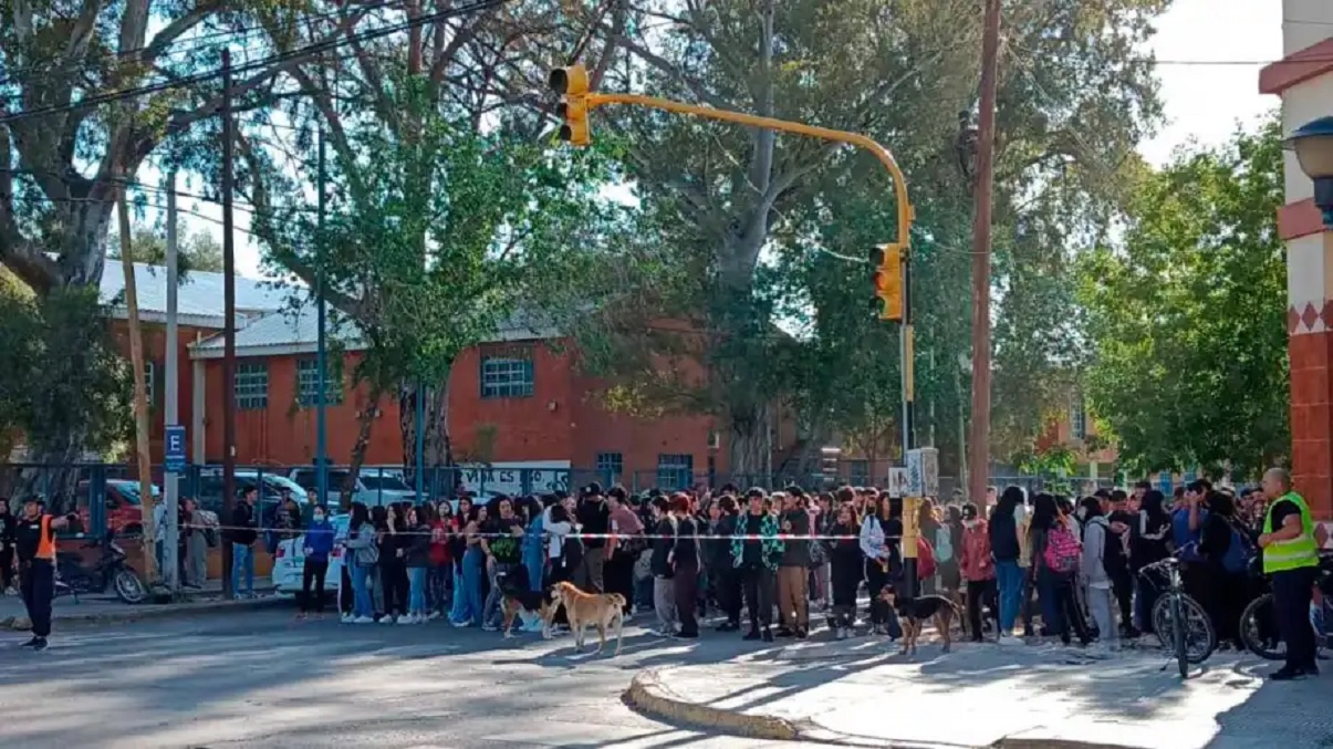 La violencia escolar se hizo más evidente en noviembre con el ingreso de una mujer al ESRN 1 de Roca y posterior agresión física a un estudiantes. Foto César Izza.