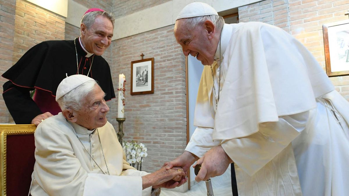 El Vaticano se prepara para estrenar un protocolo funerario ante el inminente primer fallecimiento de un Papa emérito. Foto Gentileza.
