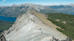 Largó el gran Cruce de los Andes desde Villa la Angostura y la ciudad explota de turistas